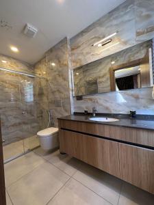 La salle de bains est pourvue d'un lavabo, d'une douche et de toilettes. dans l'établissement Kaya Life Resort, à Uzungöl