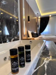 een badkamer met 2 kopjes op een bad bij Kaya Life Resort in Uzungol