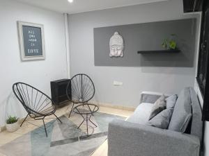 sala de estar con sofá y 2 sillas en Dpto Saavedra en Tres Arroyos
