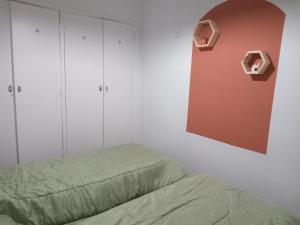 Habitación con 2 camas y armarios blancos. en Dpto Saavedra en Tres Arroyos
