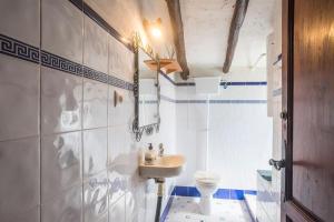 ein Bad mit einem Waschbecken und einem WC in der Unterkunft Oasis de Ifre in Cañada de Gallego