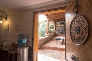 una puerta abierta a una habitación con patio en Oasis de Ifre en Cañada de Gallego