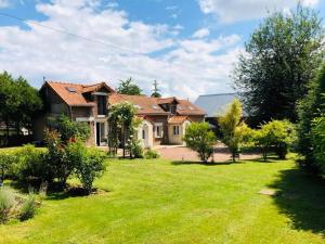 a house with a yard with green grass at Stable Cottage at Orchard Farm in Combles