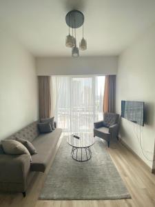 - un salon avec un canapé et une table dans l'établissement Luxry Apartment, à Istanbul