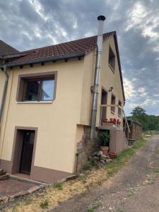 uma casa com um cano na lateral em Haus Monika em Homburg