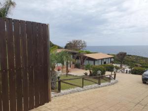 シラクーサにあるCasa Costanzaの海の前の柵のある家