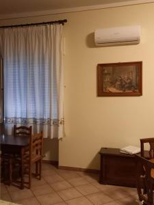 a living room with a table and a window with a air conditioner at Casa Teresa in Tarquinia