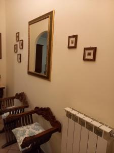 espejo en la pared de una habitación con cuna en Casa Teresa, en Tarquinia