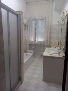 ein Badezimmer mit einer Badewanne, einem WC und einem Waschbecken in der Unterkunft Casa Teresa in Tarquinia
