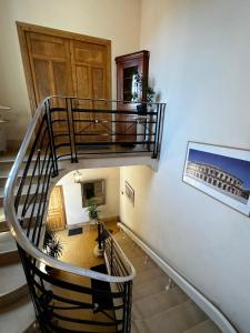 una escalera de caracol en un edificio con escalera en Appartement 4 à 8 personnes, Spacieux de Standing, en Nimes