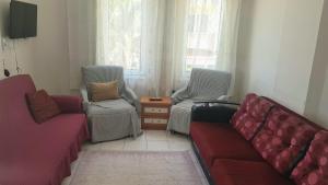 salon z kanapą i 2 krzesłami w obiekcie SARIMSAKLI RİO BEACH KARŞISI DENİZE 0 DAİRE w mieście Ayvalık
