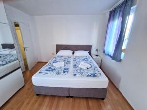 Postel nebo postele na pokoji v ubytování Apartments Vedran