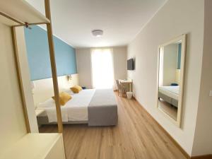 Postel nebo postele na pokoji v ubytování Hotel Al Sole Bardolino