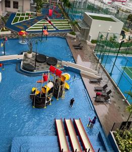 an overhead view of a swimming pool with people in it at Homestay Shah Rizki@Bali Resident Melaka-muslim friedly in Melaka