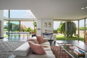 uma sala de estar com um sofá e uma mesa em Cannes - Modern villa with 180° sea view em Vallauris