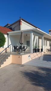 Casa con patio con sombrilla y sillas en Apartment "MANNA en Korčula