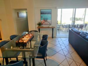 - un salon avec une table et de la nourriture dans l'établissement Island House Beach Resort 2S, à Siesta Key