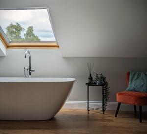 y baño con bañera y ventana. en Hill View in Great Ayton, en Great Ayton