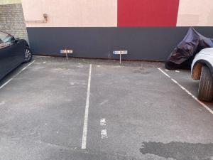 a car parked in a parking lot next to a building at Apartment am Gustav-Lübcke Museum - Hbf in Hamm