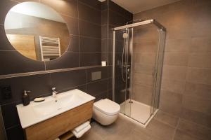 un bagno con wc, lavandino e doccia di Apartmán Devítka Resort pod Špičákem a Smržovka