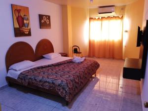 una camera con un grande letto di Olmedo Plaza Hotel a Guayaquil