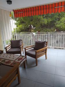 a room with two chairs and a table and a balcony at Apartamento Benicassim in Benicàssim