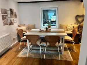 ein Esszimmer mit einem weißen Tisch und Stühlen in der Unterkunft Ferienhaus „große Familie“ in Zülpich