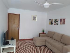 a living room with a couch and a television at Apartamento Benicassim in Benicàssim