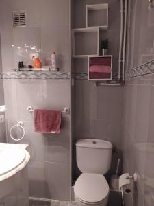 a bathroom with a white toilet and a sink at Apartamento Benicassim in Benicàssim