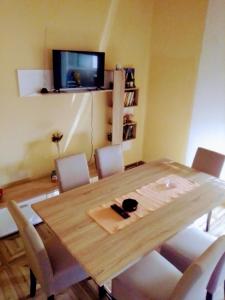 una sala da pranzo con tavolo e sedie in legno di Timočko gnezdo a Zaječar
