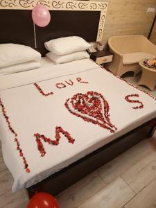 a bed with a happy new year written on it at Al-Naher Al-Khaled Hotel in Aqaba