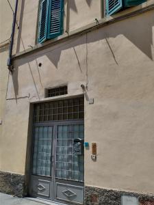 フィレンツェにあるReal Taste of Tuscanyの大きな扉付きの建物
