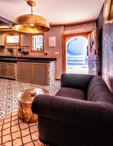 een woonkamer met een bank en een tafel bij Old world charm, modern comfort in Chefchaouene