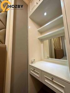 La salle de bains est pourvue d'un lavabo et d'un miroir. dans l'établissement Signature Park Grande Serviced Condominium LRT Jakarta 2BR, à Jakarta