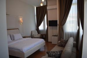 トラブゾンにあるMehmet Efendi Mansion & Hotelのベッドとソファ付きのホテルルーム