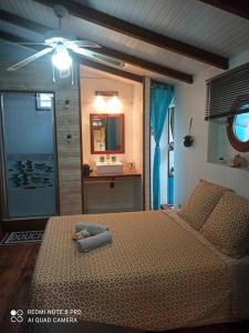 Postel nebo postele na pokoji v ubytování Ti-Case Appartement Jacuzzi à 100m de la plage