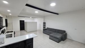 uma grande sala de estar com um sofá na cozinha em Loft A em Hidalgo del Parral