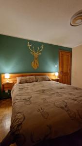 sypialnia z dużym łóżkiem i zieloną ścianą w obiekcie Espoire - villar vda la salle cir 26 w mieście Villair