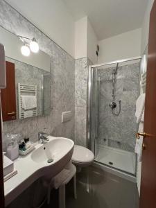 a bathroom with a sink and a shower at Hotel Excelsior Bay in Malcesine