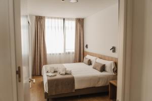 Posteľ alebo postele v izbe v ubytovaní esZentrico Suites Jerez