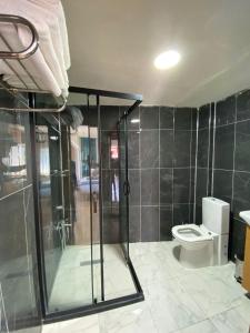uma casa de banho com um chuveiro e um WC. em GOLDEN PALACE SEA ViEW em Istambul