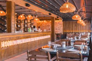un restaurant avec des tables et des chaises ainsi qu'un bar dans l'établissement Pera Side Hotel, à Sidé
