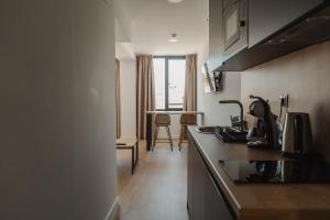 Kuchyňa alebo kuchynka v ubytovaní esZentrico Suites Jerez