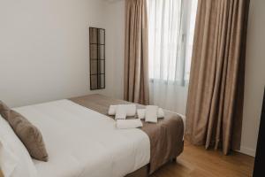 Posteľ alebo postele v izbe v ubytovaní esZentrico Suites Jerez