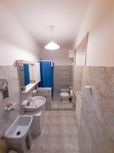 bagno con 2 lavandini e 2 servizi igienici di Bed & Breakfast "Il Ghiro" a San Martino sulla Marruccina
