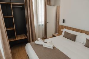 Posteľ alebo postele v izbe v ubytovaní esZentrico Suites Jerez