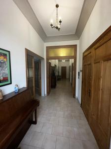 un pasillo en una casa con un hallwayasteryasteryasteryasteryasteryasteryasteryasteryasteryasteryasteryastery en Appartement 4 à 8 personnes, Spacieux de Standing en Nimes