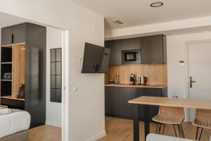Kuchyňa alebo kuchynka v ubytovaní esZentrico Suites Jerez