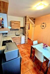 una cucina con tavolo e una cucina con piano cottura di Al borghetto di Elena con garage a Vicenza