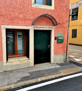 un ingresso a un edificio con porta verde di Al borghetto di Elena con garage a Vicenza